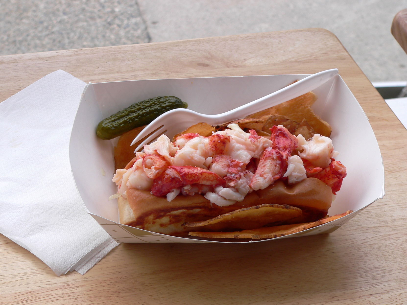 Connecticut: Warm lobster roll